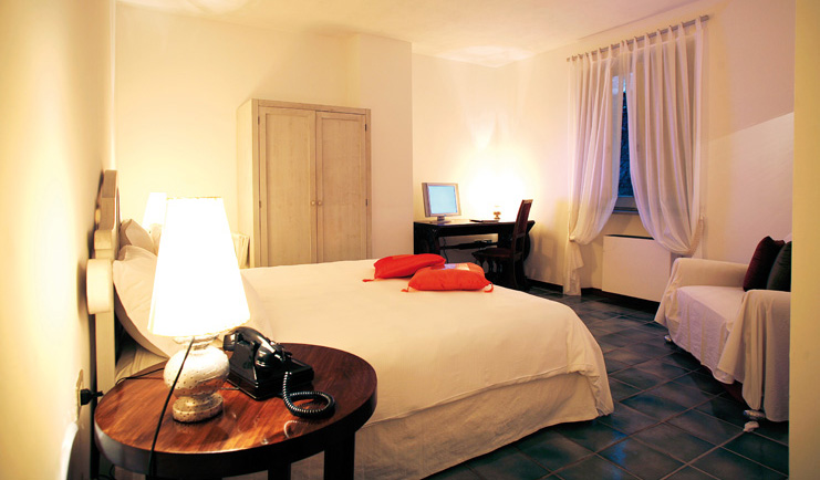 La Locanda Delle Donne Monache Basilicata superior room bed armchair wardrobe modern décor