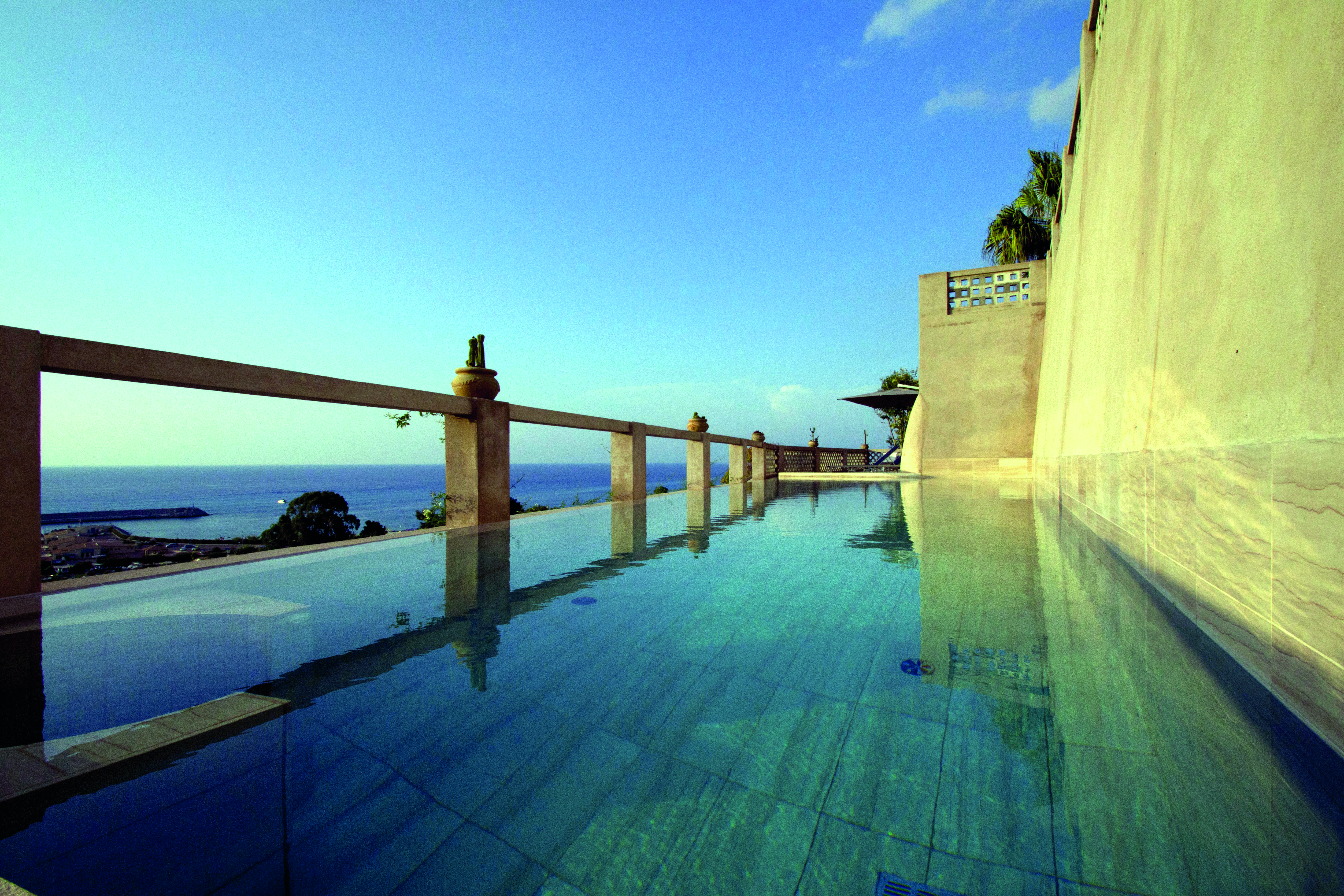 Villa Paola Calabria infinity pool overlooking the sea