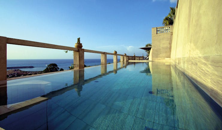 Villa Paola Calabria infinity pool overlooking the sea
