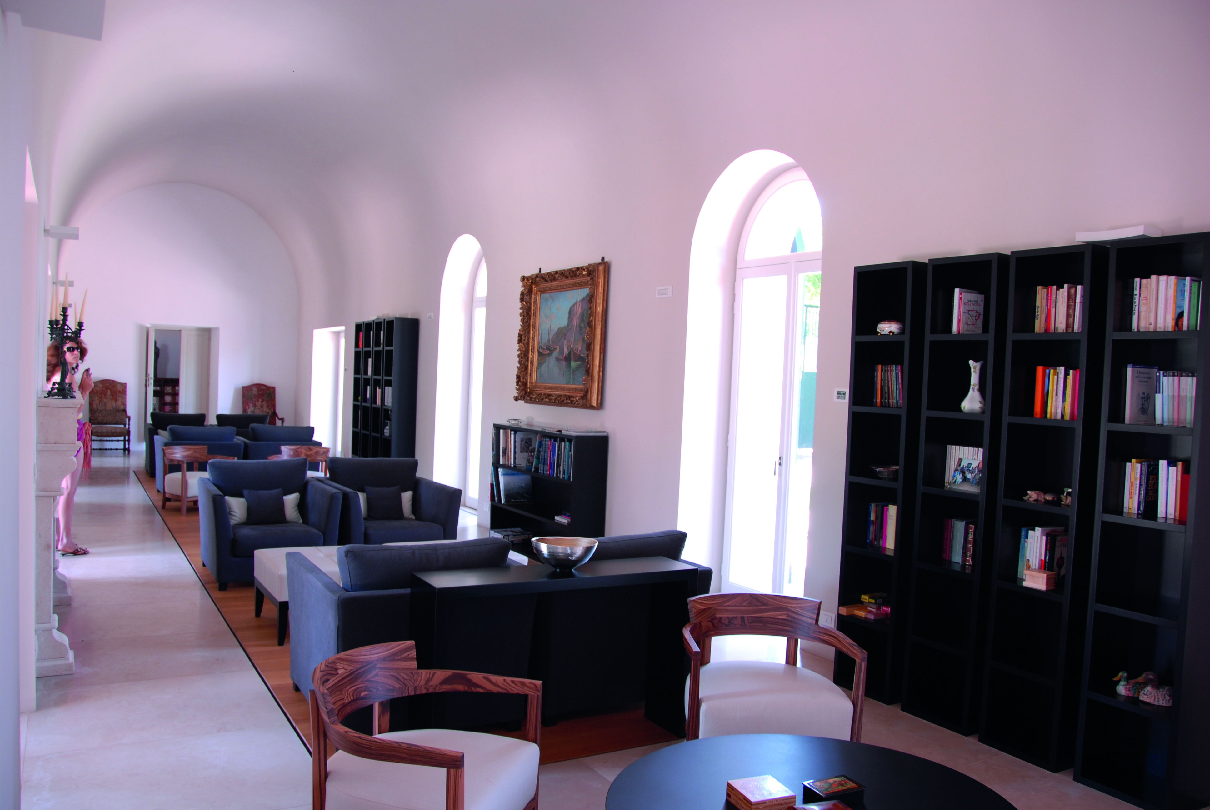 Villa Paola Calabria lounge library indoor seating area sofas bookshelves
