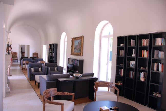 Villa Paola Calabria lounge library indoor seating area sofas bookshelves