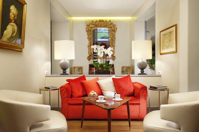 Grand Hotel Minerva Florence red sofas and white walls