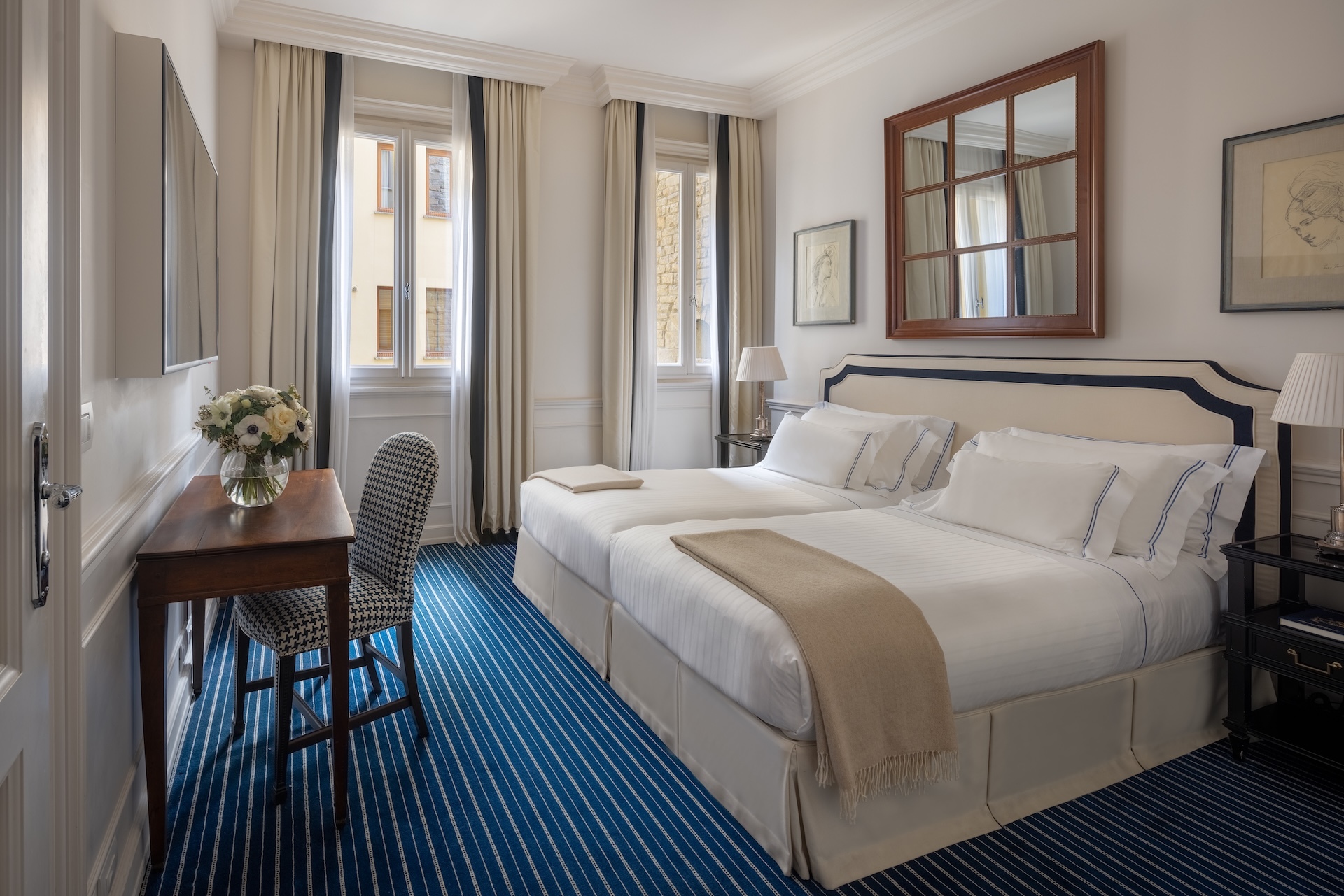 Hotel Lungarno Double room with twin beds and blue and white elegant colour scheme