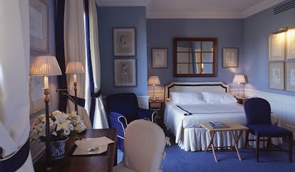Hotel Lungarno Florence prestige room bed armchair elegant décor