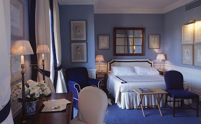 Hotel Lungarno Florence prestige room bed armchair elegant décor