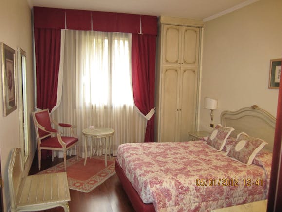 Majestic Toscanelli Padua standard room bed built in wardrobe curtains