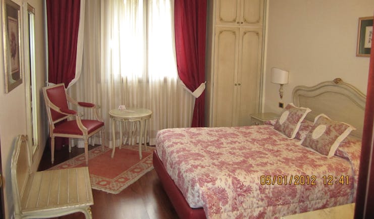 Majestic Toscanelli Padua standard room bed built in wardrobe curtains