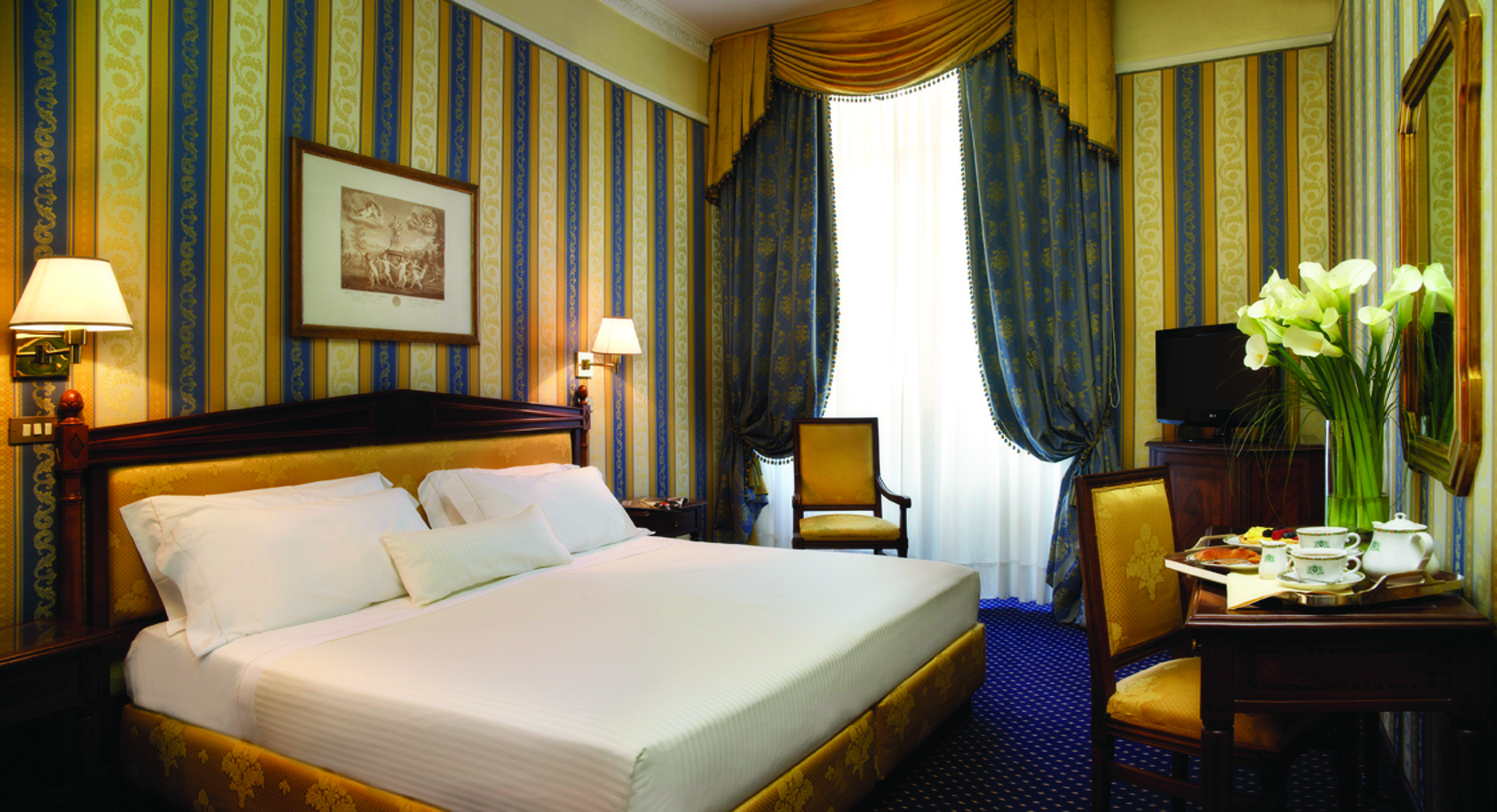 Hotel de la Ville Milan deluxe room traditional décor bed bedroom furniture