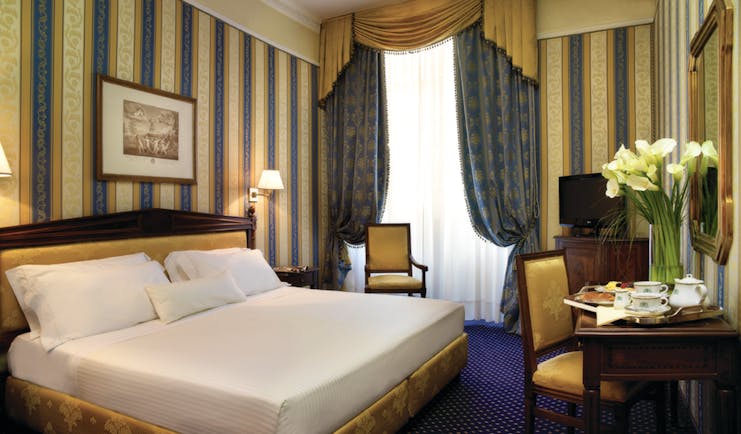 Hotel de la Ville Milan deluxe room traditional décor bed bedroom furniture
