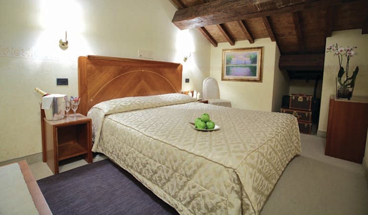 Rechigi Park Hotel attic room, double bed, wooden eaves, bright decor