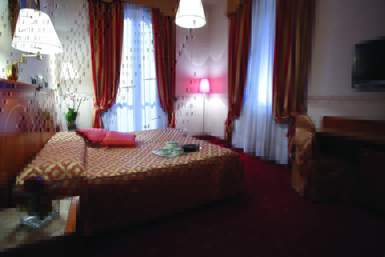 Rechigi Park Hotel double room, double bed, draped curtains, carpet, traditional decor