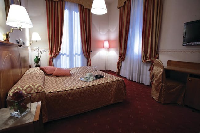 Rechigi Park Hotel double room, double bed, draped curtains, carpet, traditional decor