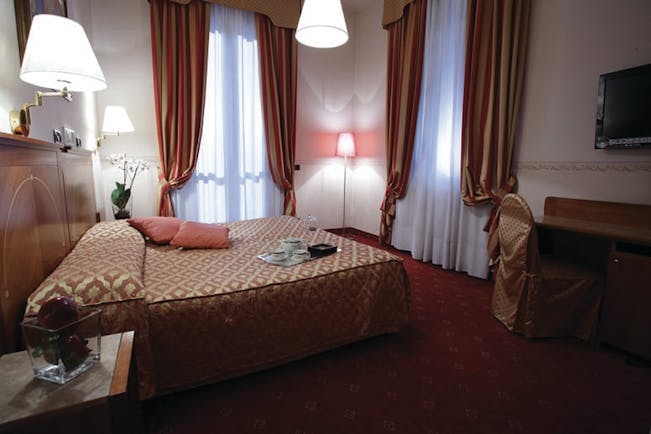 Rechigi Park Hotel double room, double bed, draped curtains, carpet, traditional decor