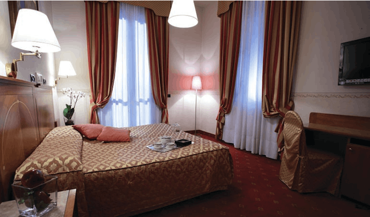Rechigi Park Hotel double room, double bed, draped curtains, carpet, traditional decor