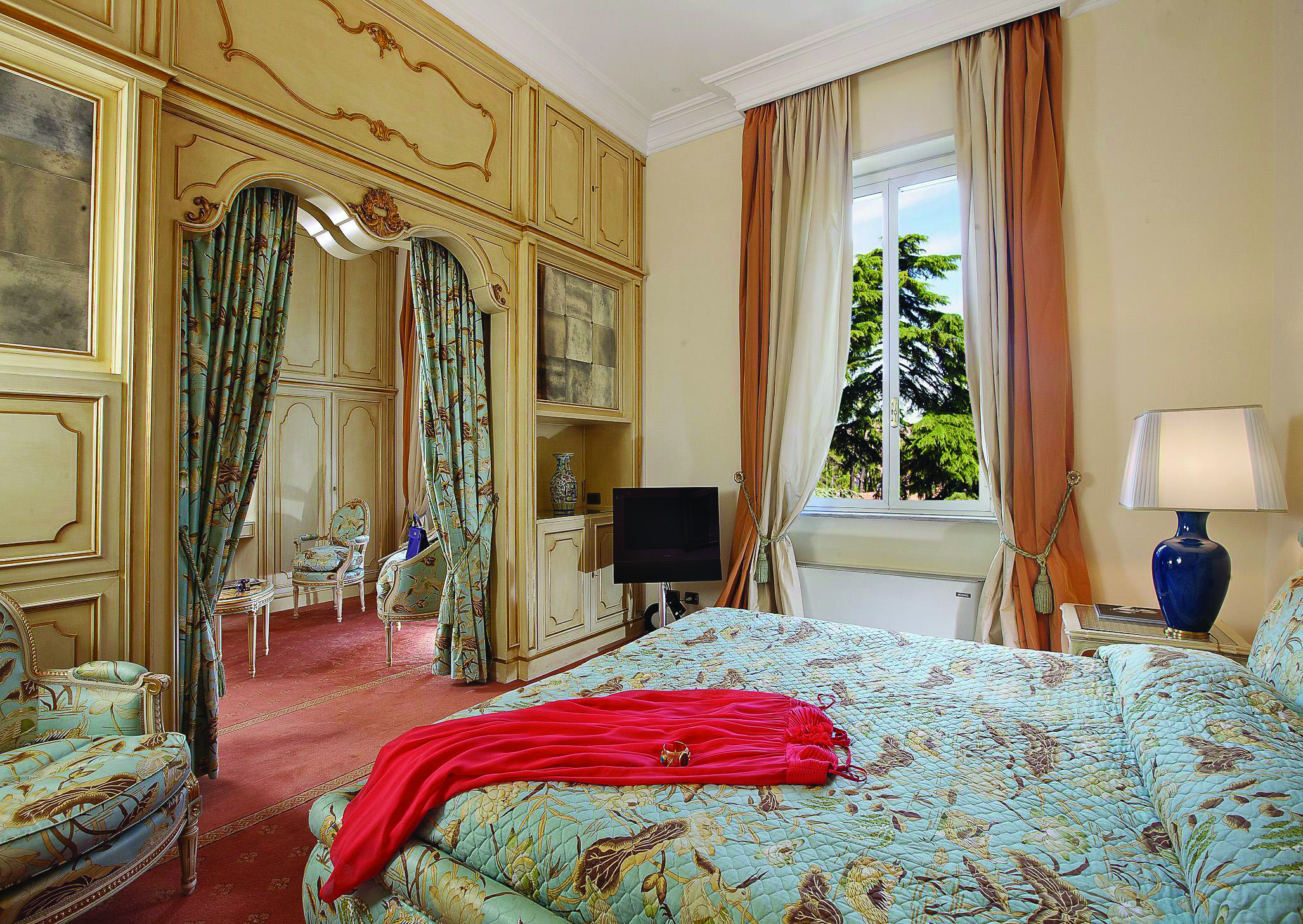 Aldrovandi Villa Borghese Rome royal bedroom ornate decadent