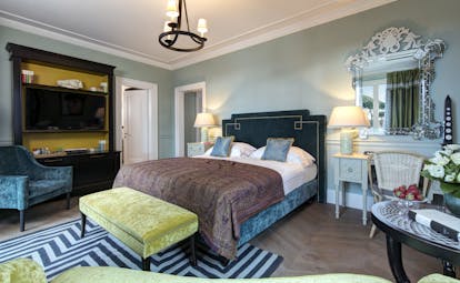 Hotel de la Villa Rome room with striped rug and yellow chairs