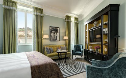 Hotel de la Villa Rome green room with prints on walls