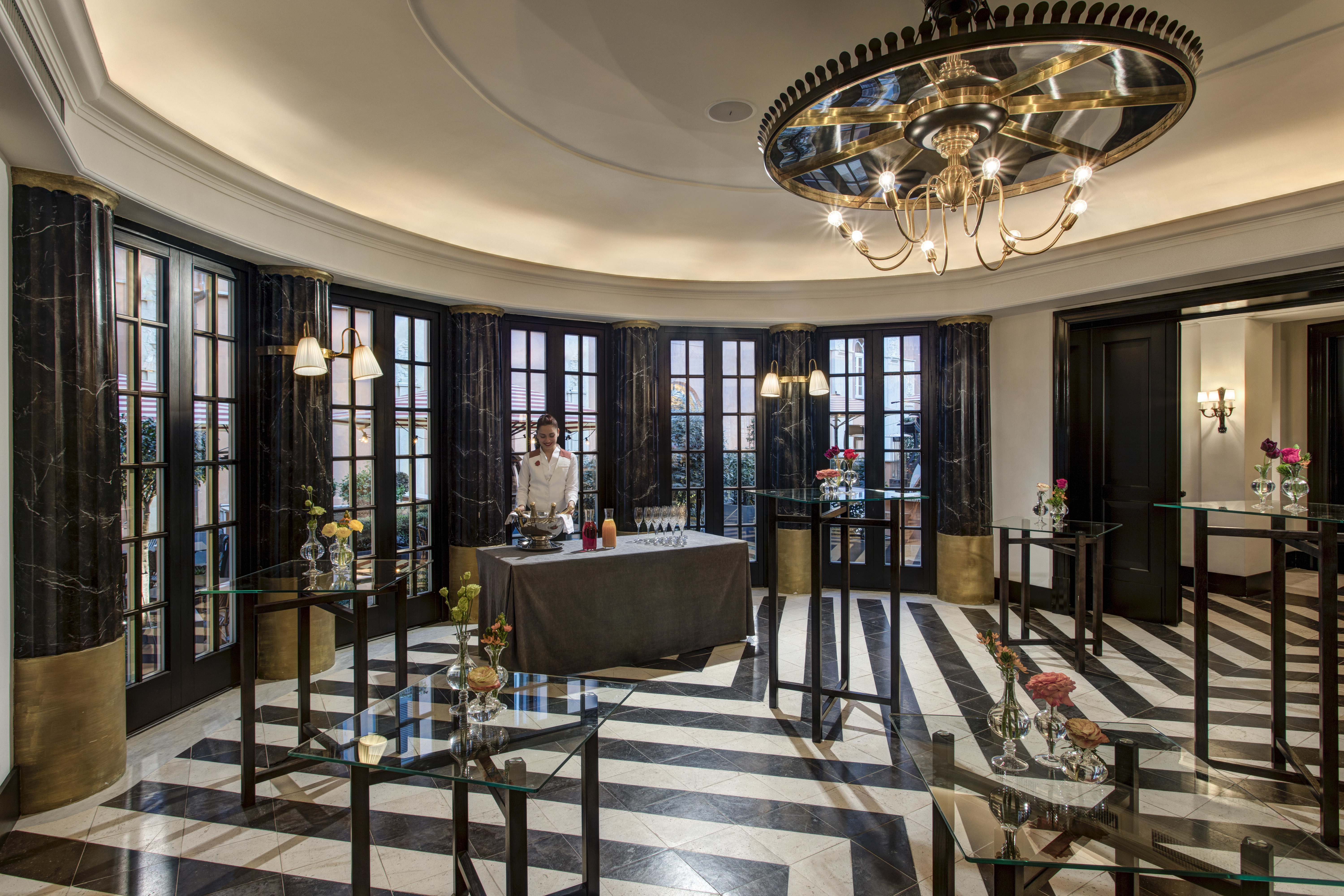 Hotel de la Ville Rome round room with black and white floor