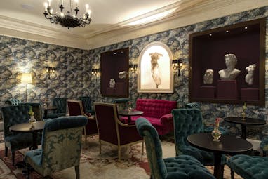 Hotel de la Villa Rome blue and black lounge