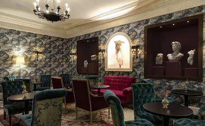 Hotel de la Villa Rome blue and black lounge