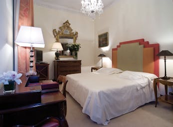 Hotel d'Inghilterra Rome classic room double bed modern décor
