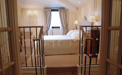 Hotel d'Inghilterra Rome executive room bed elegant décor