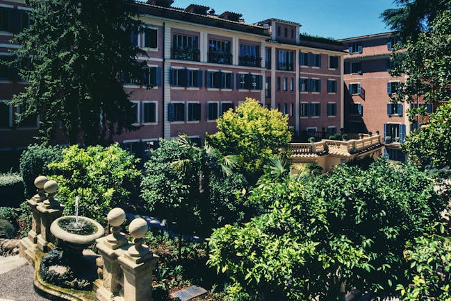 Hotel de Russie Rome garden behind pink building