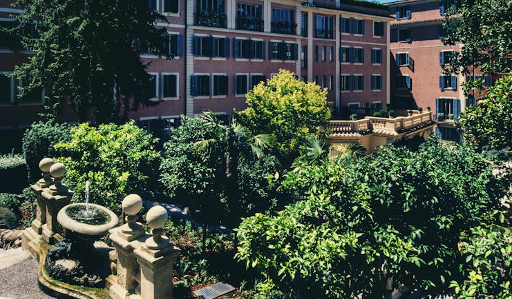 Hotel de Russie Rome garden behind pink building