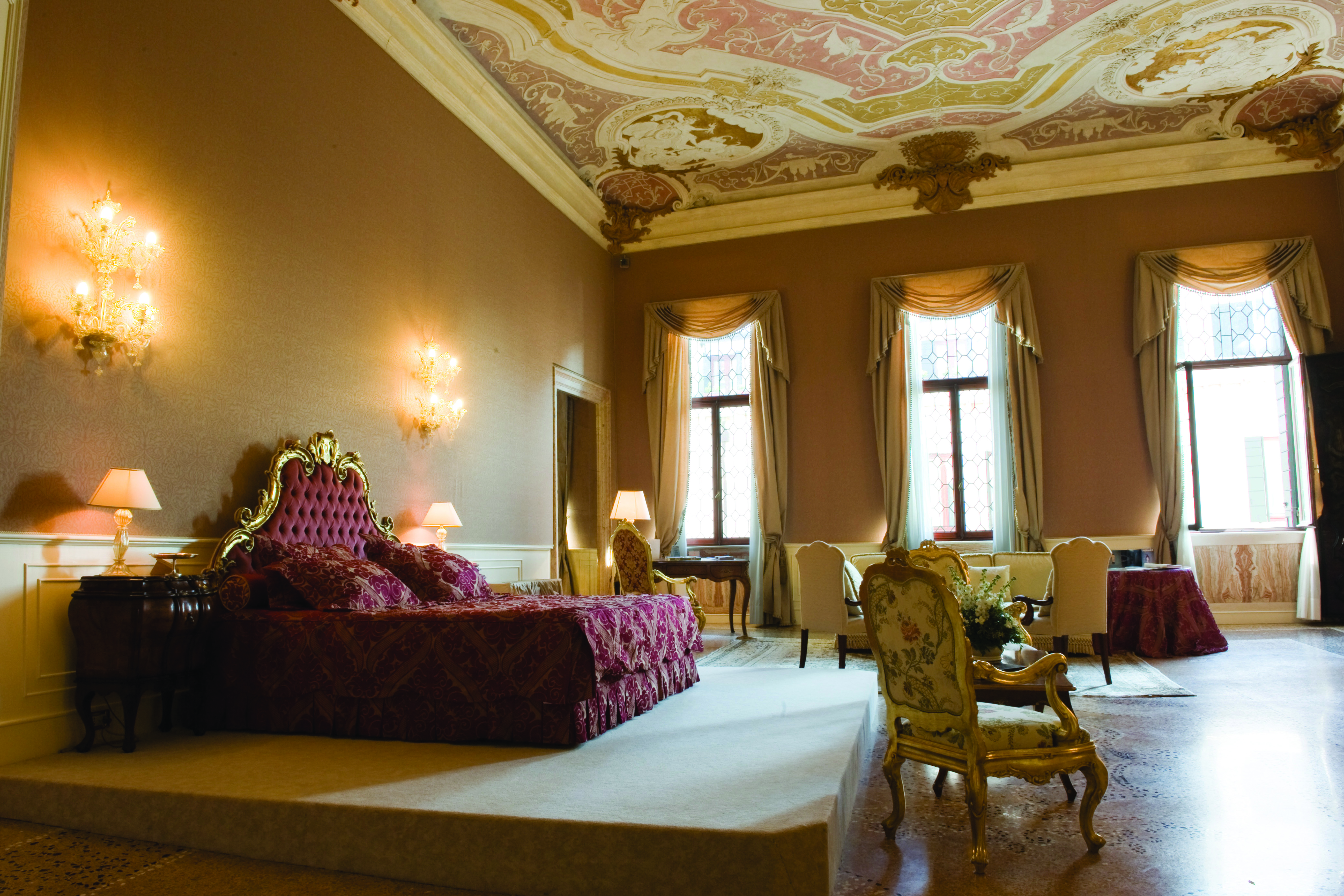Ca Sagredo Venice Sebastiano Ricci suite spacious suite large bed windows seating