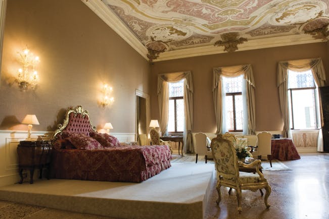 Ca Sagredo Venice Sebastiano Ricci suite spacious suite large bed windows seating