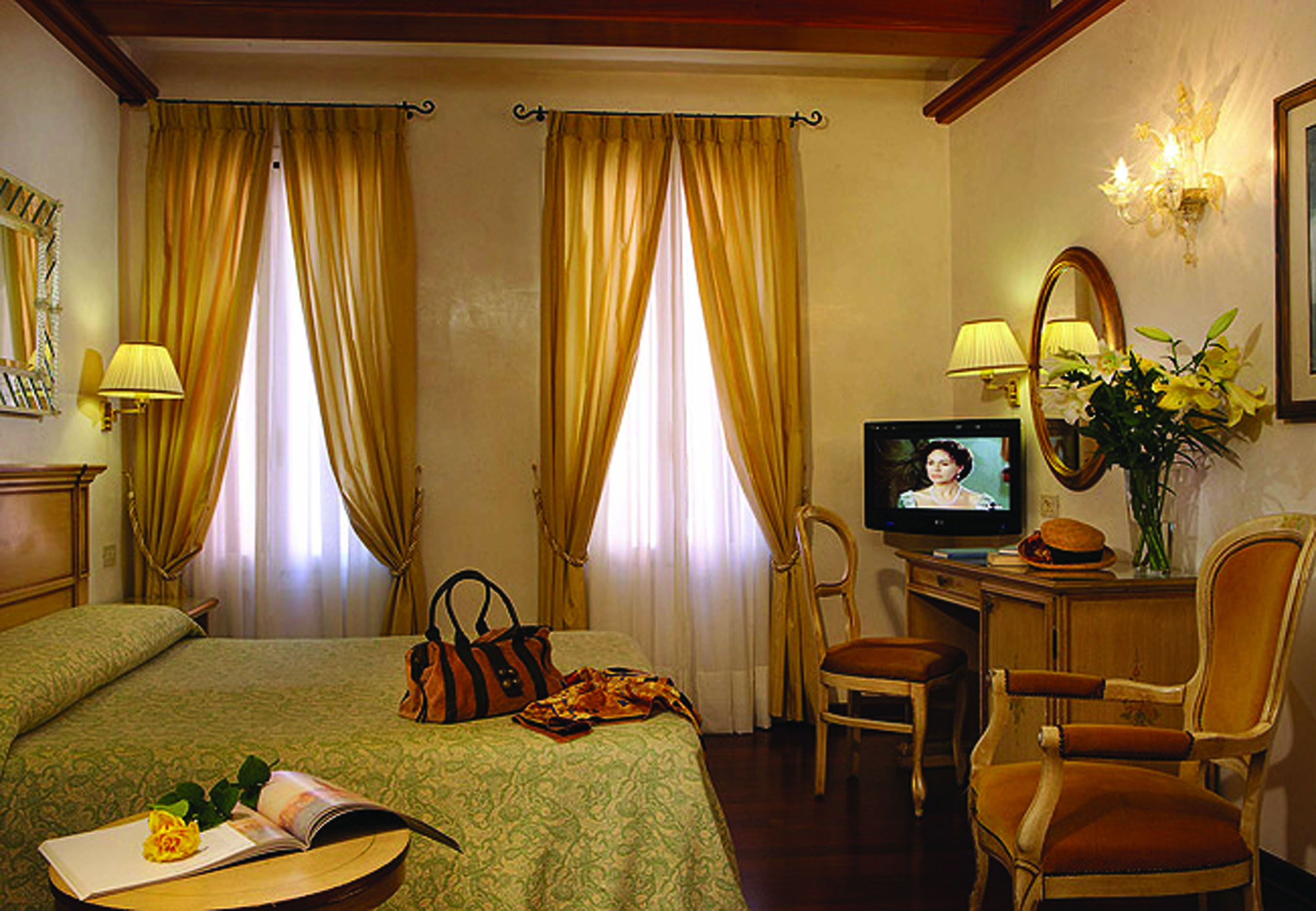 Hotel Bizansio Venice classic room bed desk curtains two windows