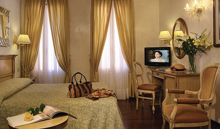 Hotel Bizansio Venice classic room bed desk curtains two windows