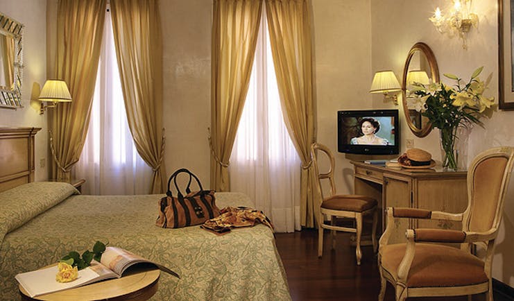 Hotel Bizansio Venice classic room bed desk curtains two windows