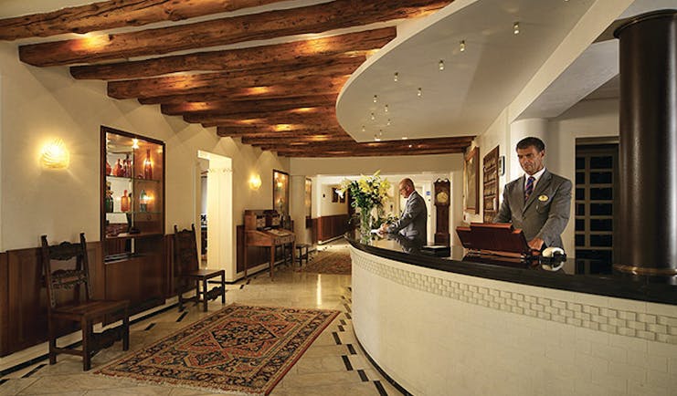 Hotel Bizansio Venice reception front desk concierge 