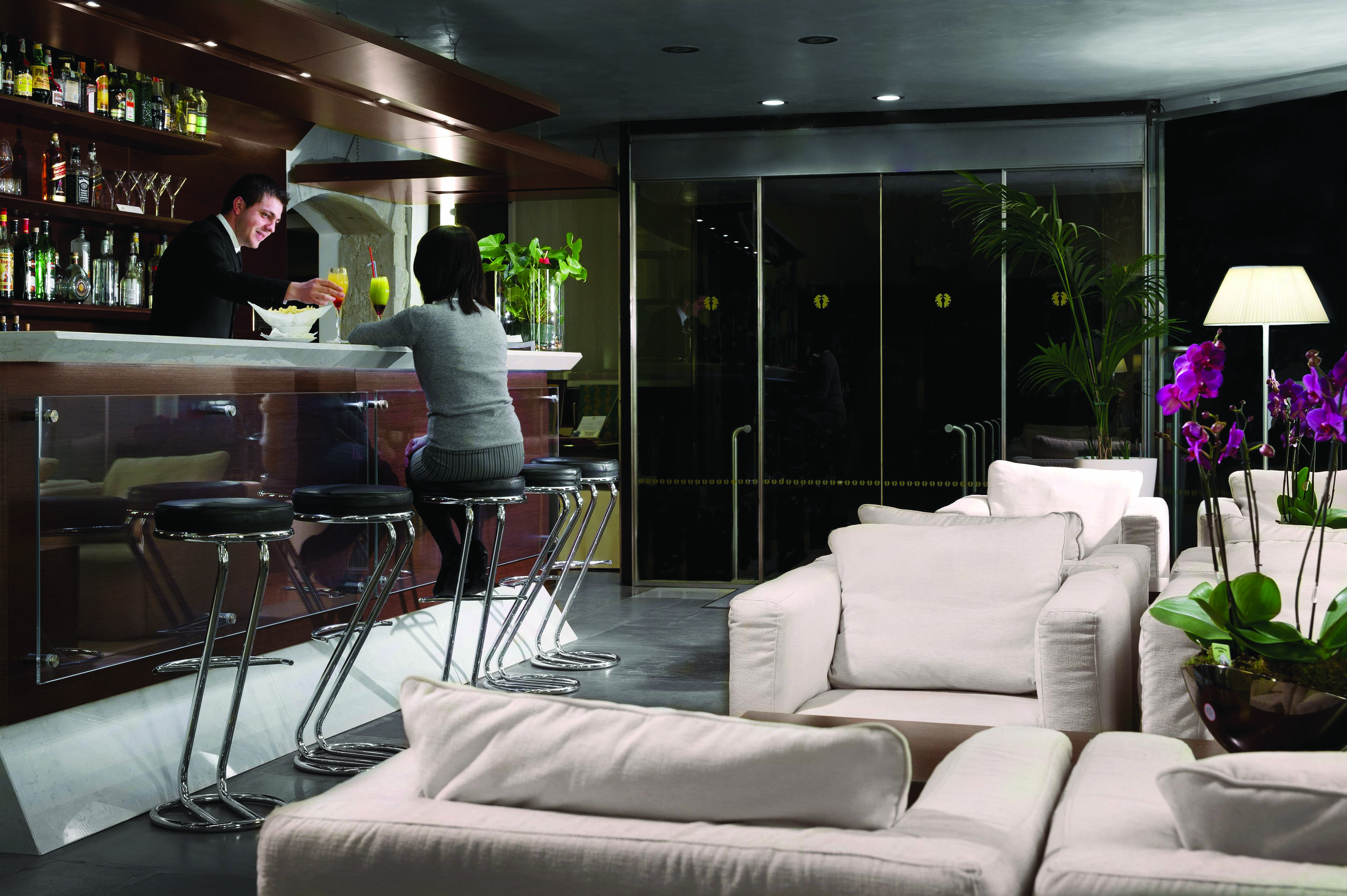 Palazzo Giovanelli Venice bar armchairs bar tender bar stools at bar 