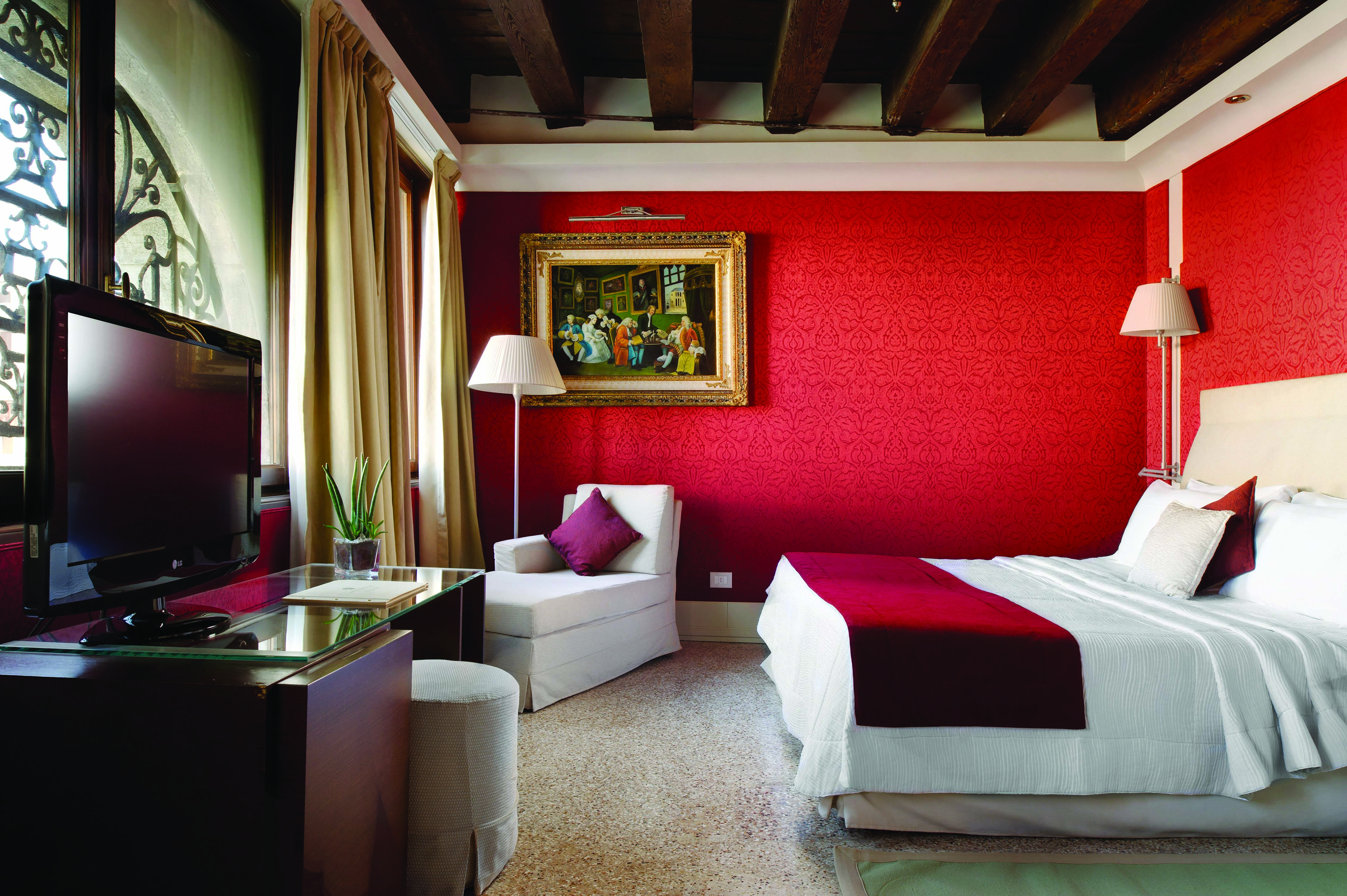 Palazzo Giovanelli Venice superior room large bed television chaise longue