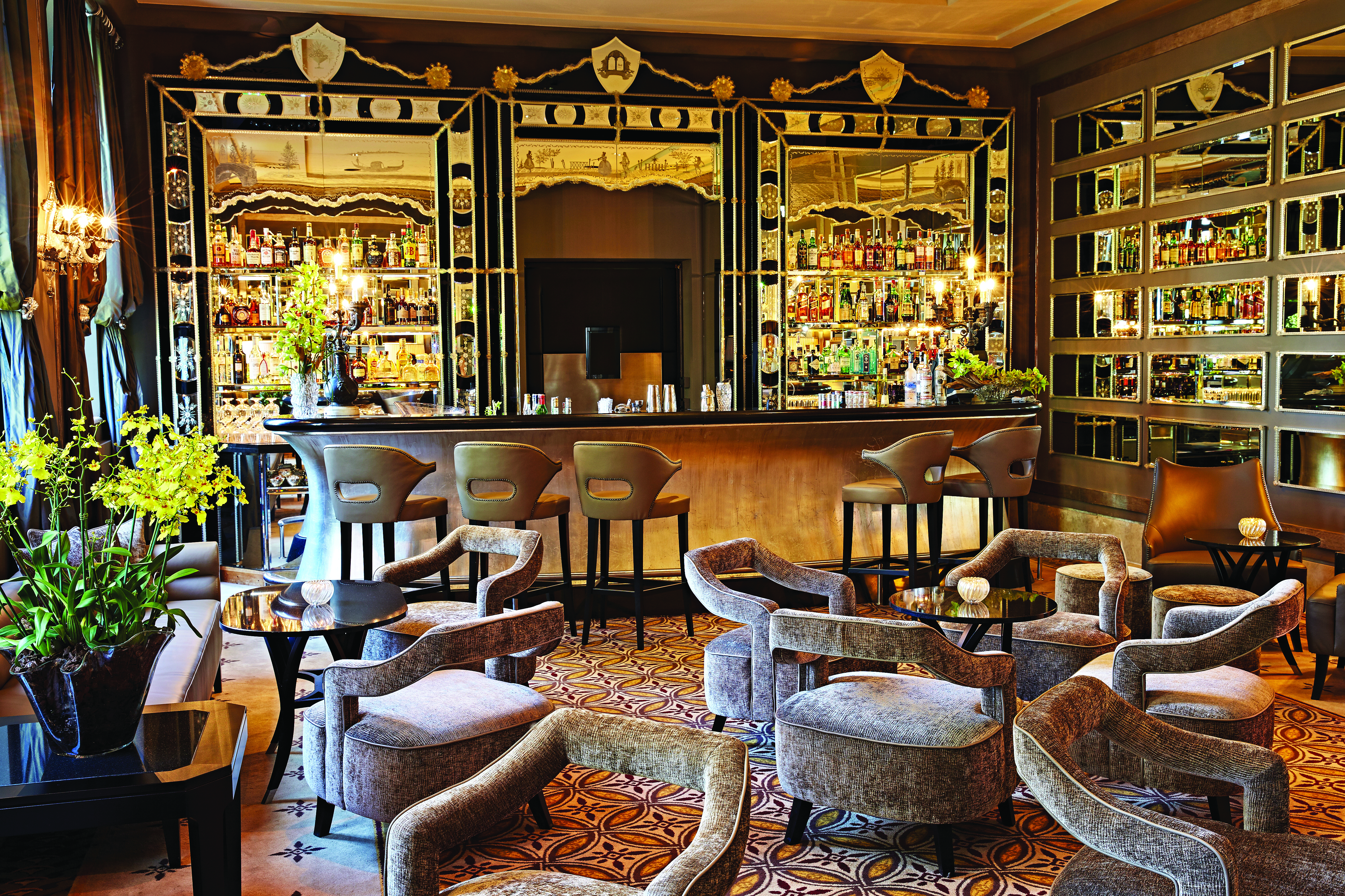 San Clemente Palace Venice bar armchairs bar stools cocktails mirrored walls