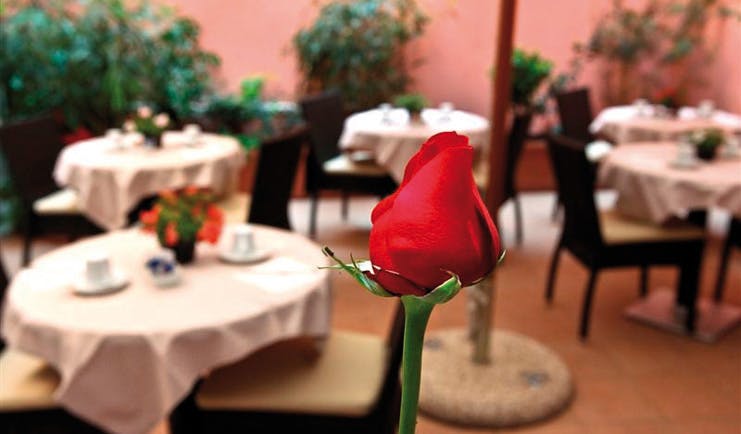 Hotel Giulietta e Romeo Verona dining restaurant tables rose