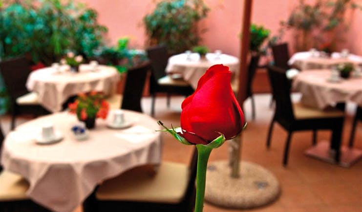 Hotel Giulietta e Romeo Verona dining restaurant tables rose