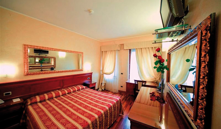 Hotel Giulietta e Romeo Verona guestroom double bed desk modern décor