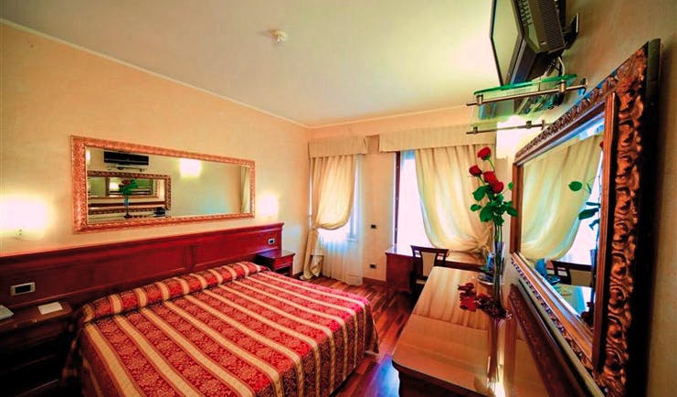 Hotel Giulietta e Romeo Verona guestroom double bed desk modern décor