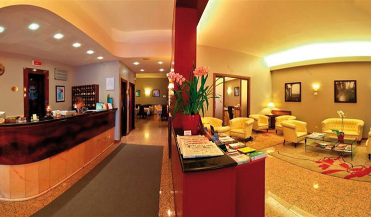 Hotel Giulietta e Romeo Verona lobby reception desk lounge area modern décor