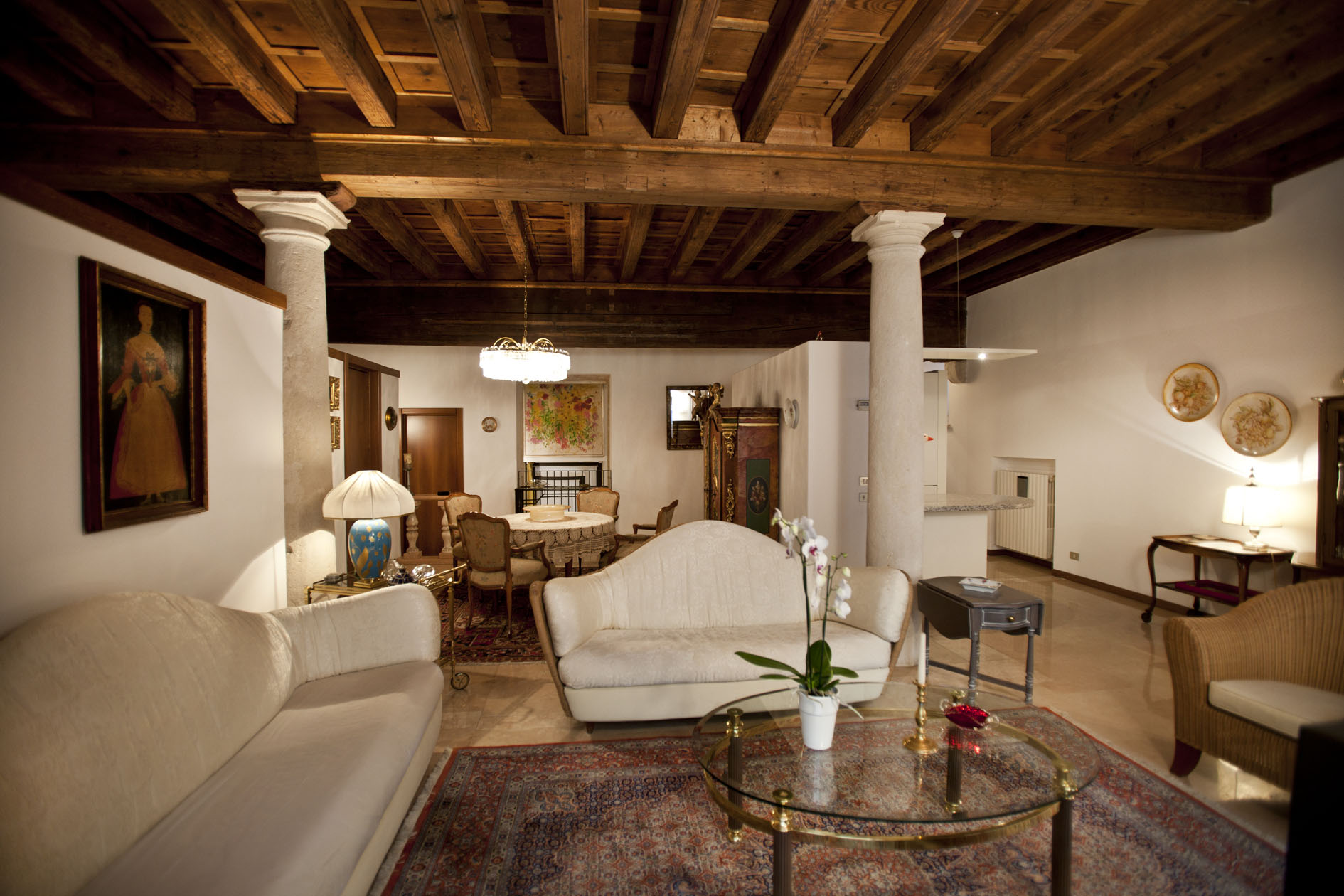 Dependance suite living area with pillars and arm chairs