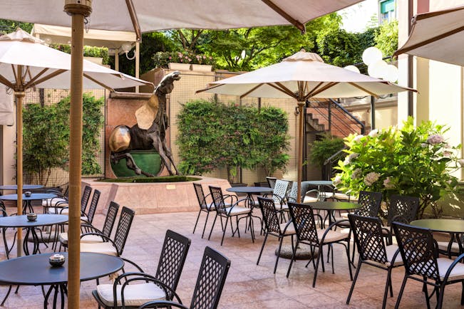 Courtyard bar with plants