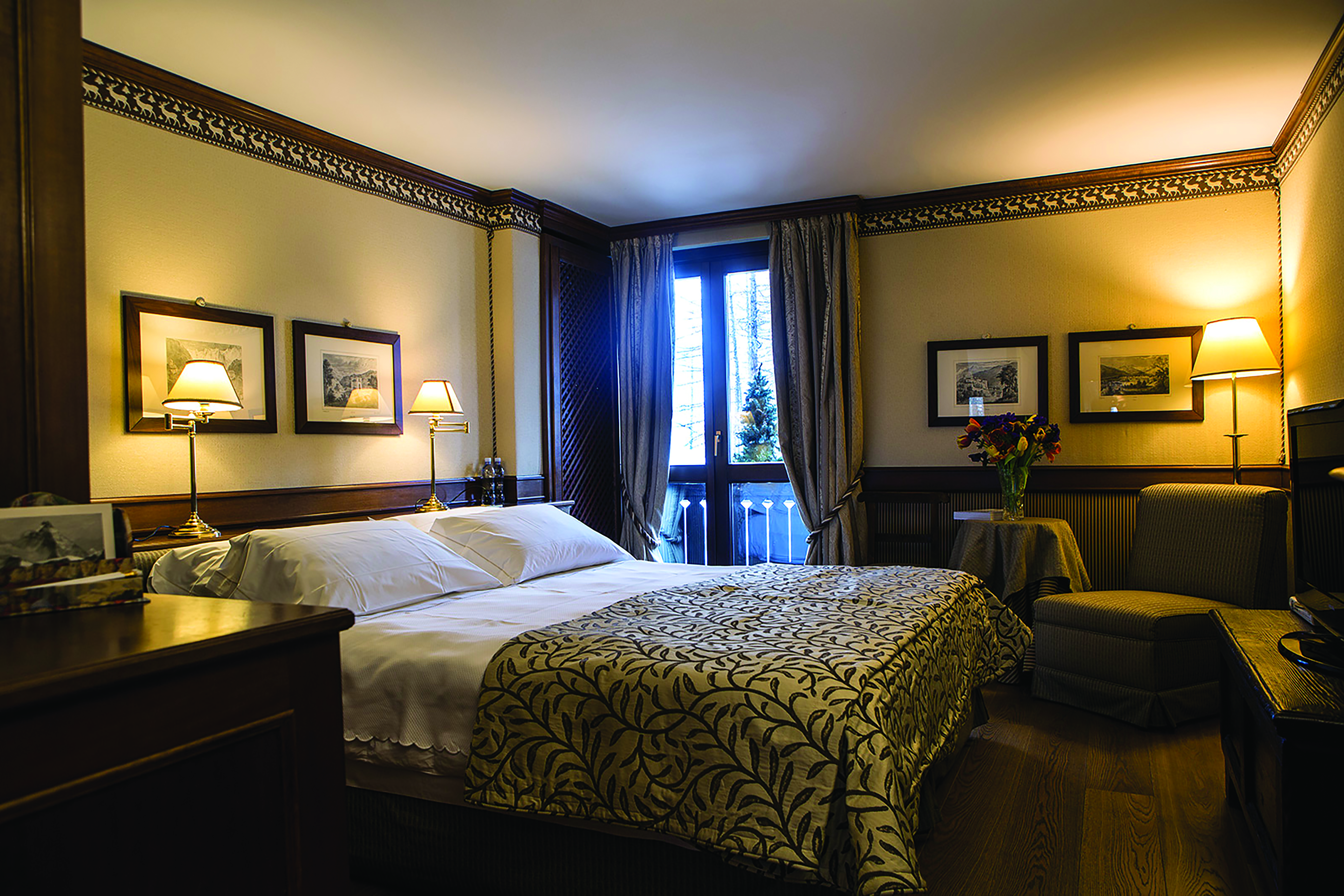 Hotel Hermitage Italy Alps classic room large bed armchair balcony