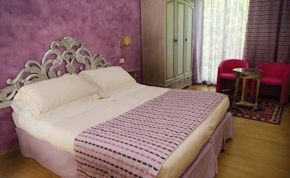 Hotel Olivi Lake Garda classic room bed armchairs modern décor
