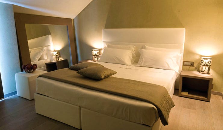 Hotel San Rocco Lake Orta classic room bed mirror modern décor