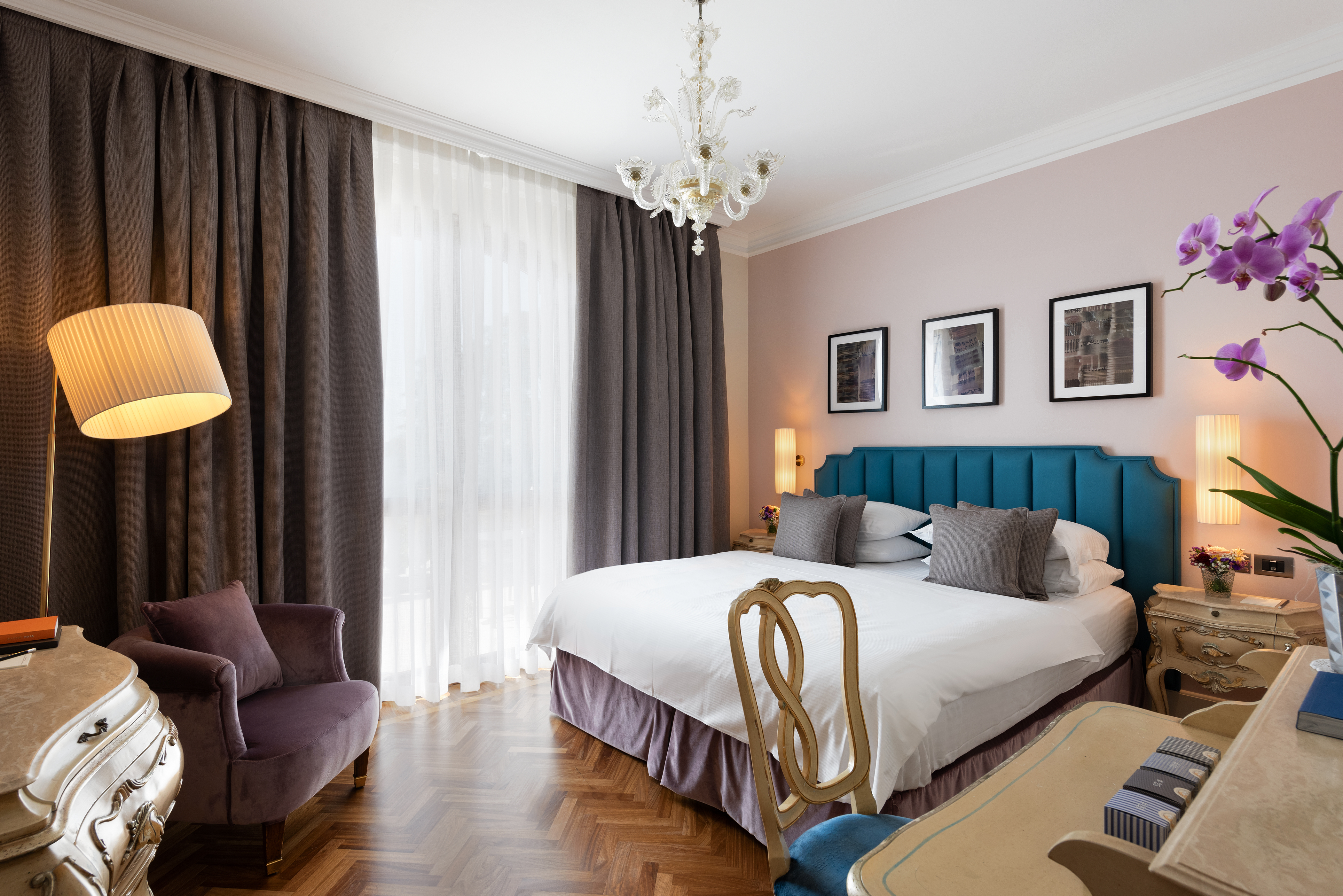 Superior suite with double bed, chandelier and draping curtains 