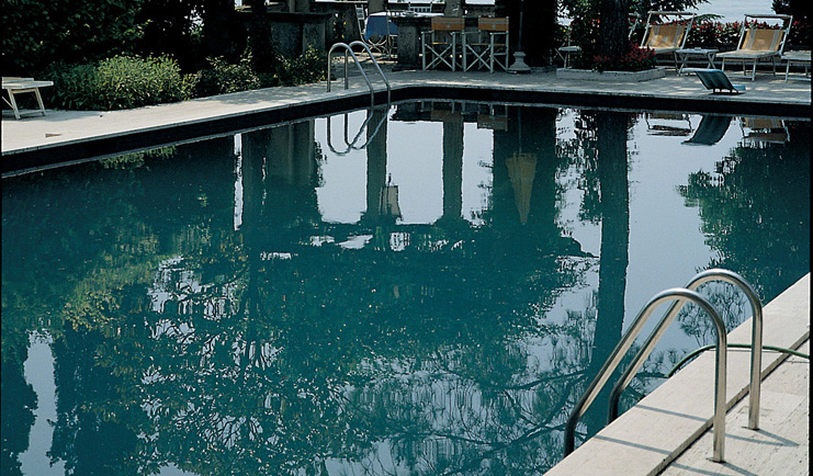 Villa Cortine Lake Garda pool sun loungers trees