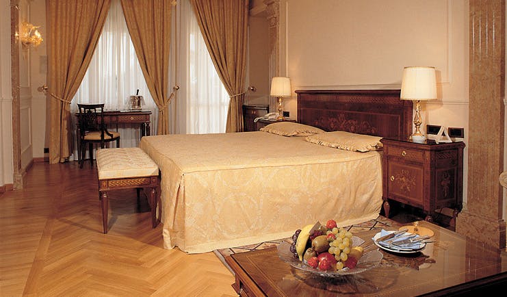 Villa Cortine Lake Garda superior room bed desk traditional décor